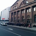 Kaune prie Lietuvos banko stovintys žmonės