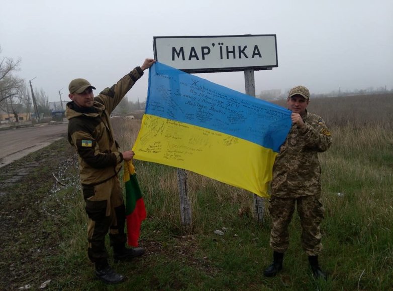 Marjinkoje stovintys kariai atsiuntė 15min redakcijai Ukrainos dvispalvę su parašais