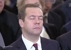 Interneto komentatoriai šaiposi: Dmitrijus Medvedevas vėl užmigo per Vladimiro Putino kalbą