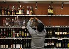 Ministerija ir prekybininkai tariasi neparduoti alkoholio nepateikusiems asmens dokumentų