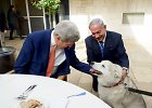 Izraelio premjero Benjamino Netanyahu šuo įkando dviem svečiams